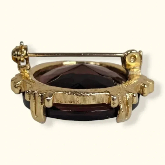 Vintage Sphinx Faceted Glass Brooch - Picture 5 of 7